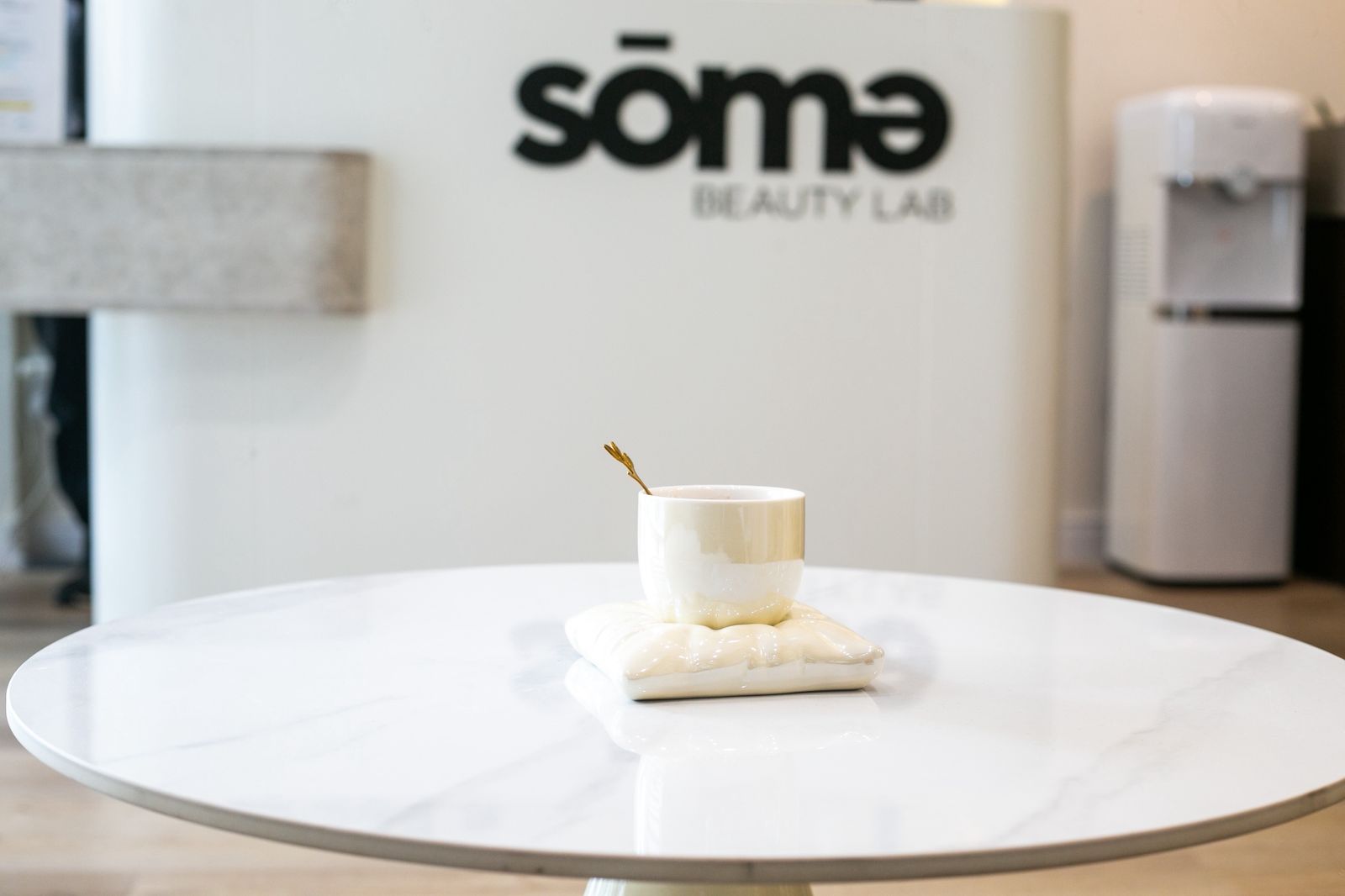 Detalle de mesa con logo sōmə